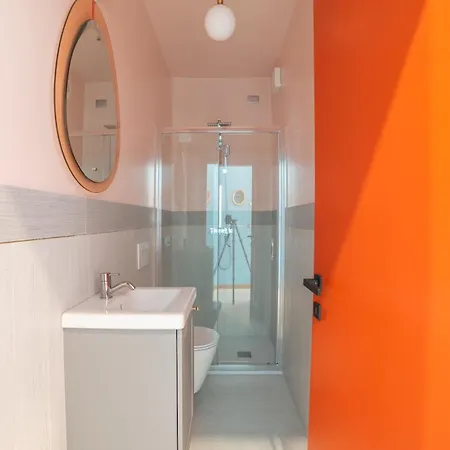 Leopardi Design With 2 Bathrooms *